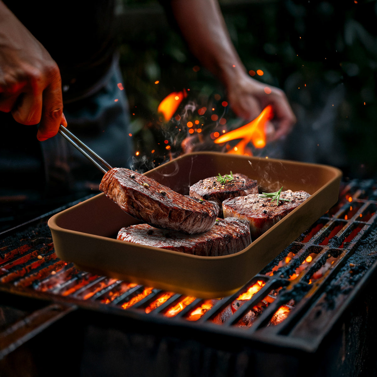 Plancha und Grillschale aus Keramik von myromy - verwendet als Grillplatte zur Zubereitung auf dem Grill und im offenen Feuer, hitzebeständig bis 900°C 