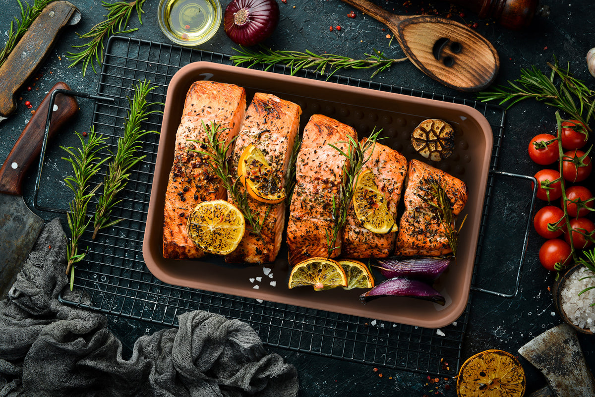 myromy Plancha bzw. Grillschale aus Ton - verwendet als Grillplatte zur Zubereitung von frischem Lachs und mediteranem Gemüse – hitzebeständig bis 900°C