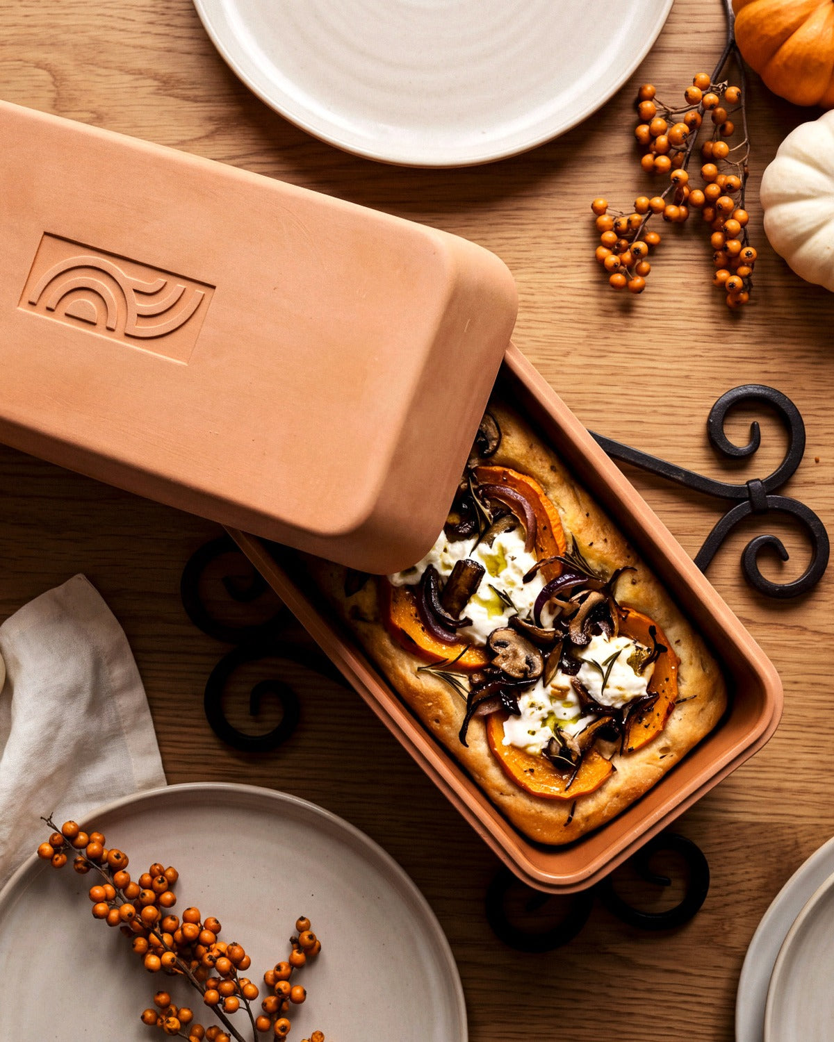 Herbstliches Ofenbrot mit Kürbis, Pilzen und Burrata im myromy Brick