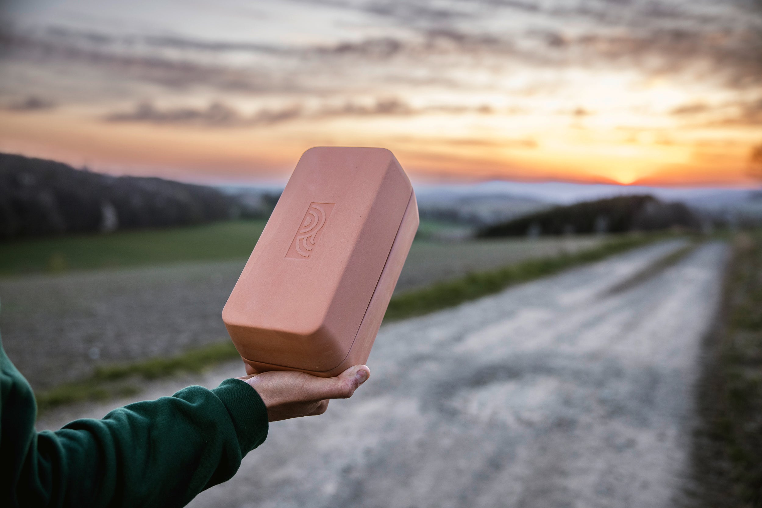Zurück am Standort Deutschland: der myromy BBQ Brick Backstein als kleiner Bräter mit praktischen 2-in-1 Funktionen für Backofen und Grill sowie das offene Feuer. 